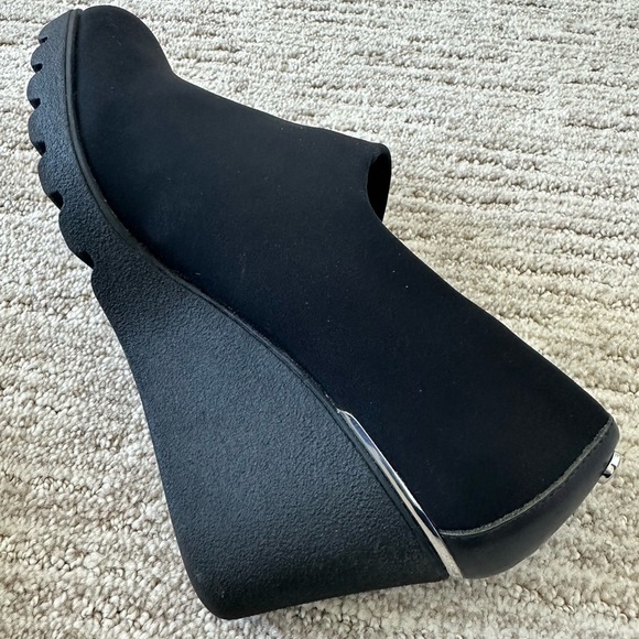 Donald J Pliner - Picture 5 of 9